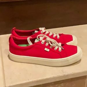 Cariuma sneakers size 8